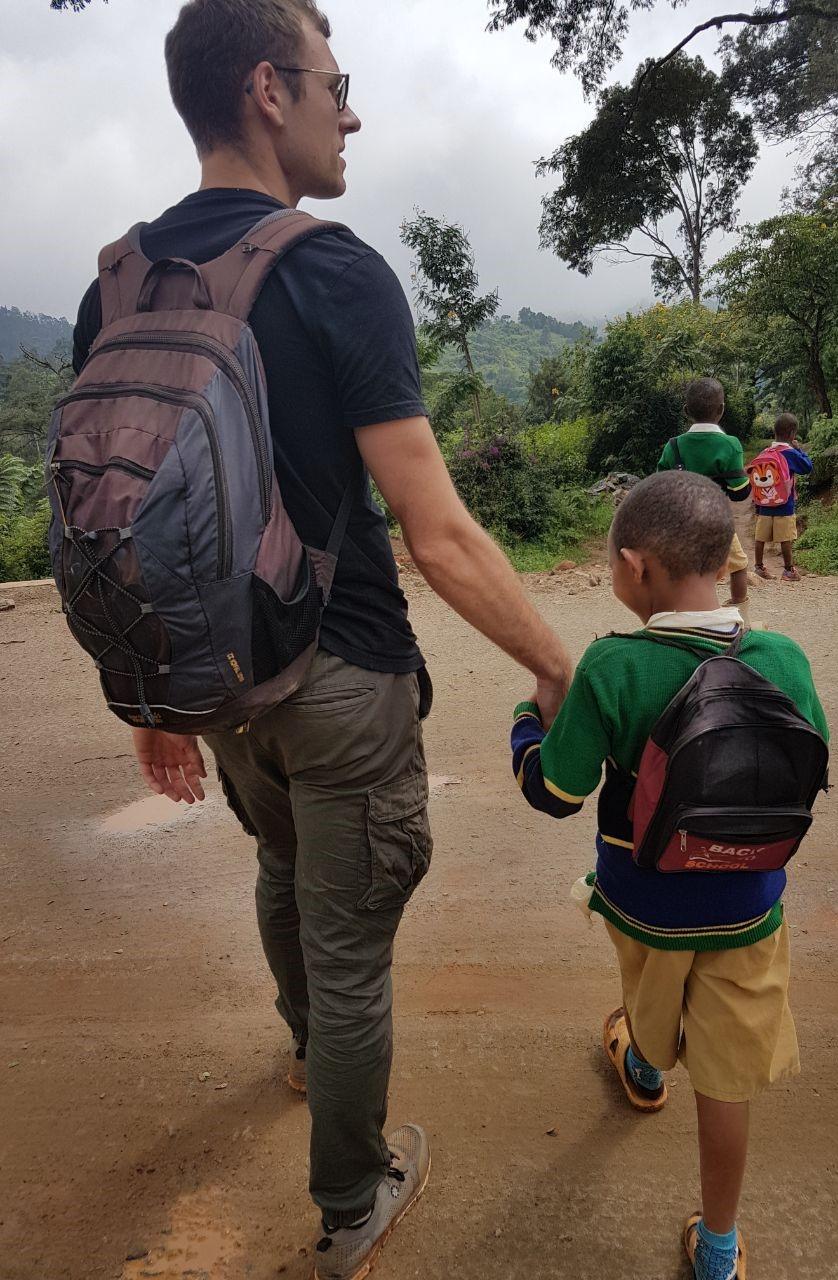 Hand in Hand mit Schulkind Shigatini