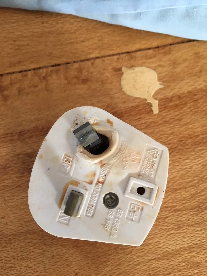 stecker_verschmort Verschmorte Steckdose Computerkabniett Shighatini
