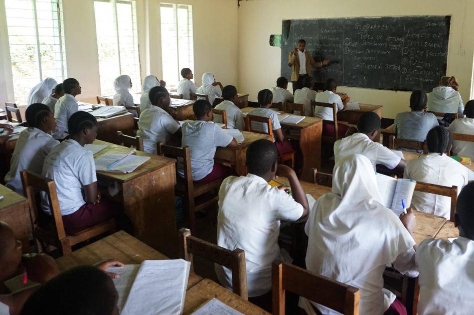 Usangi Girls Secondary School Unterricht renovierter Klassenraum